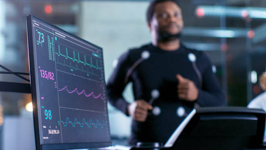 O TRAVERSE mostrou não inferioridade da testosterona para eventos cardíacos maiores. Ler isso como segurança cardiovascular ignora fibrilação atrial, embolia pulmonar, lesão renal e eritrocitose.