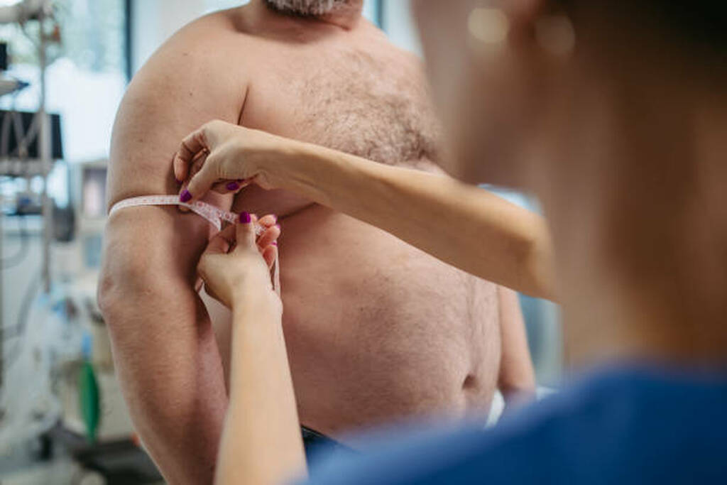 O critério que abre bula, IMC 30 ou 27 com comorbidade, foi fixado em 1998. O que mudou desde então, como as molduras novas reclassificam um em cada cinco pacientes e onde fica o desejo estético.